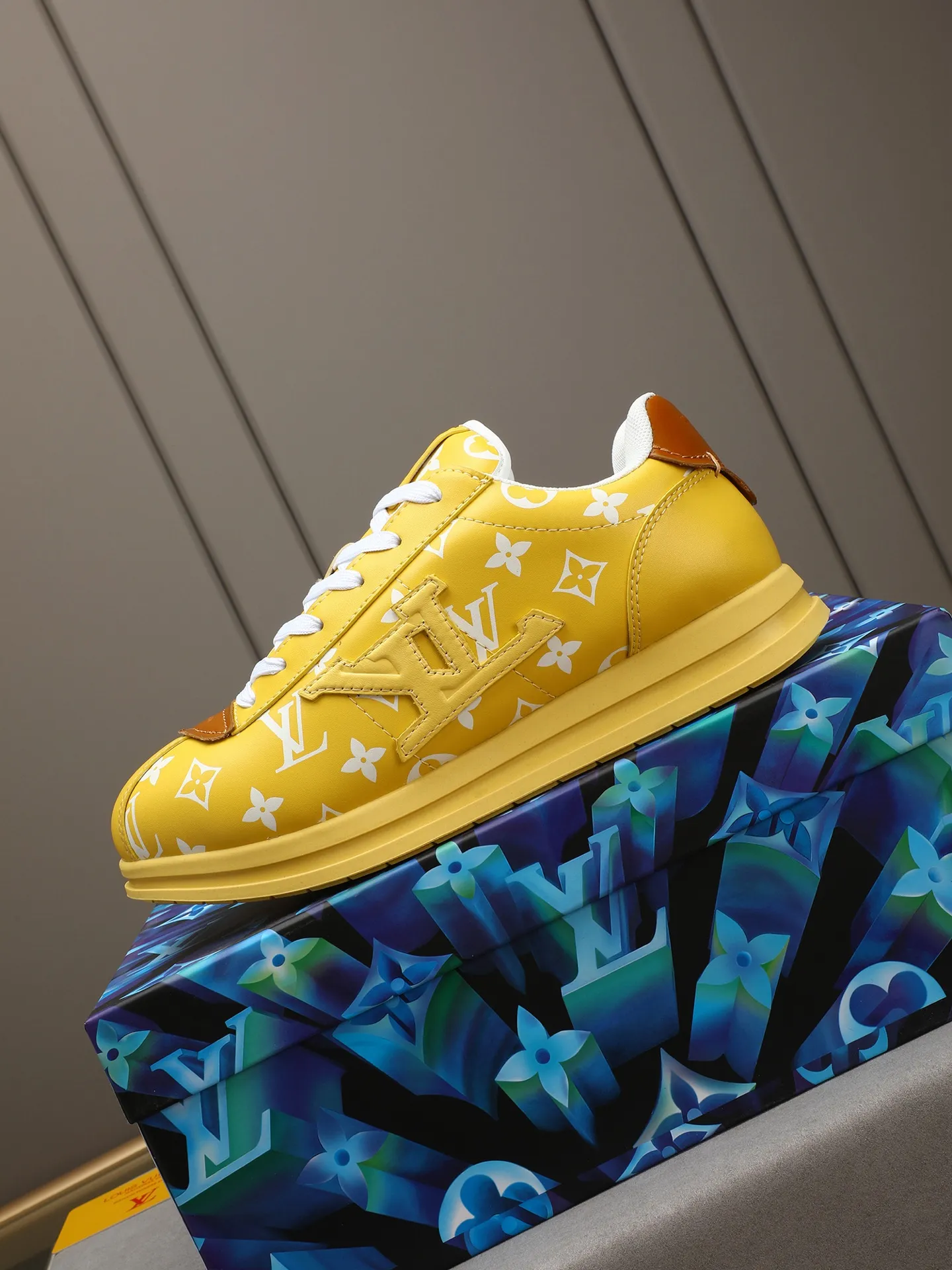 Men's Men's Shoes 💰500 LV Louis Vuitton L Jialu Brand Runner Tatic Series Thick-soled Casual Sports Shoes Running Shoes Original purchase, development, production This LV Runner Tatic sports shoe combines technical materials such as mesh fabric and ribbons to interpret the inspiration of traditional mountaineering shoes. LV letters are written on one side, the lariat buckle of the quick lacing system is embellished with Monogram flowers and Louis Vuitton logos, and the light and wear-resistant rubber outsole completes the whole. ▪️Fabric: Original imported cowhide + mesh ▪️Inner lining: Original customized breathable mesh ▪️Sole: Original open-molded anti-slip rubber combination material ▪️Size: Men's 40-44 (45 46 customized)